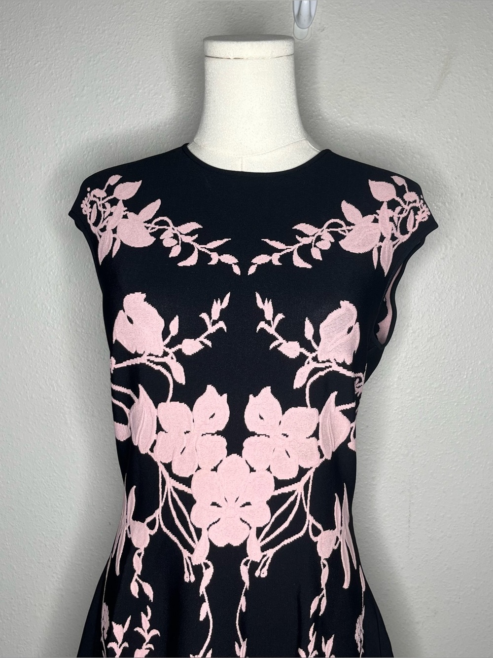 Alexander McQueen Black Pink Floral Jacquard Knit Cap Sleeve Fit & Flare Dress - Picture 4 of 8